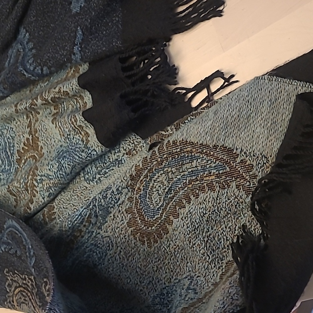 GENTLY WORN Charlie Paige One Size Fits All Paisly Printed Acrylic Fringed Shawl - Picture 5 of 13